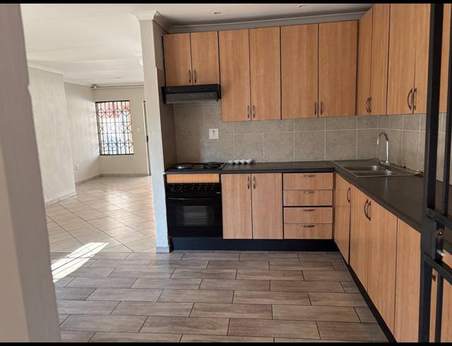 3 BEDROOM FREEHOLD FOR SALE IN WILLOW PARK